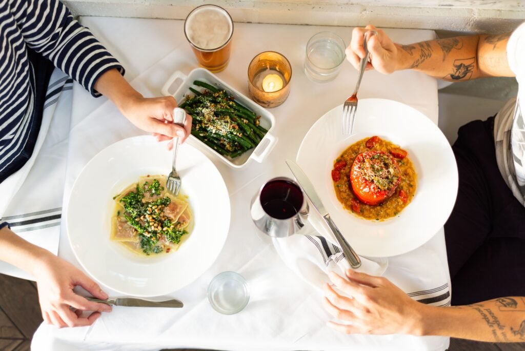 On va pas vous mentir, on va pas faire UN resto mais sans doute plusieurs. Du coup, si vous voulez contribuer à notre bonheur gustatif, notre bien être gastronomique et à notre curiosité culinaire, nous serons ravis de vous envoyer en photo les plats que vous avez financé !

De façon plus sérieuse, passer un bon moment au resto en amoureux est l’un de nos grands plaisirs qui nous permet de nous retrouver et de nous adresser la parole entre deux parties de jeux vidéo.
